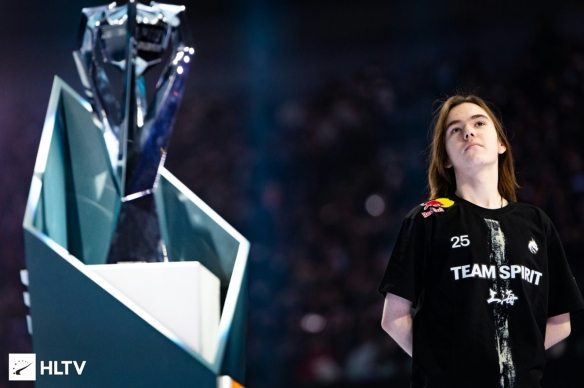 LNG中单Doinb公布自己当爸爸的消息