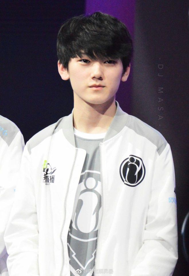 WE分享Shanks和MISSING合影：向上，要向经历过的挚友请教