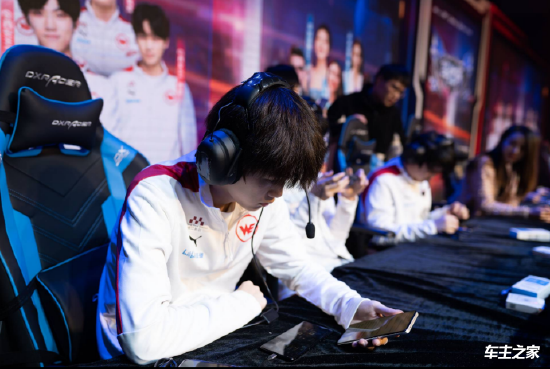 没必要那么恨他，对吧？ Xiaotian 的赵信在场上游走，刺穿了 Scout ， Weibo Gaming 先拿到赛点